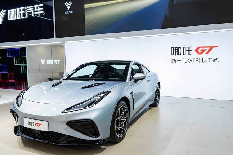 东莞260哪吒汽车在智能汽车领域的表现，领途汽车在新能源汽车市场中的影响力